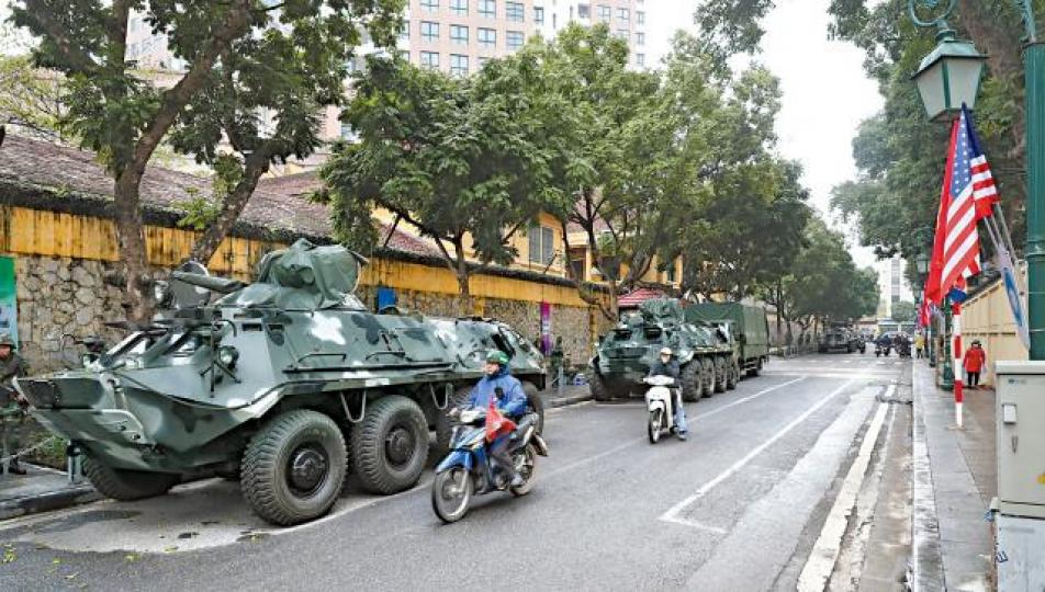越南出動裝甲車在金正恩下榻的酒店外戒備。何家達攝 越南出動裝甲車在金正恩下榻的酒店外戒備。何家達攝