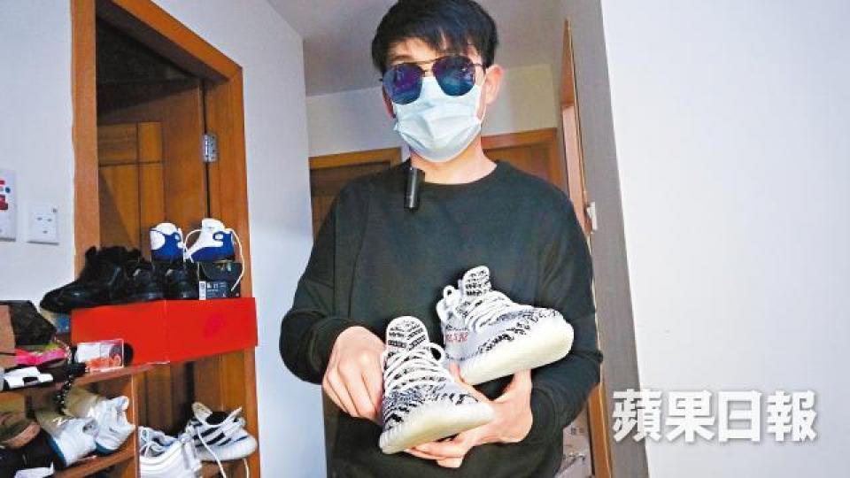 受害人替友人在IG購買大批波鞋,卻遇上騙徒。adidas Yeezy 350假貨(右)鞋面紅色字體,與真貨(左)有別。事主大量買入的兩款adidas Yeezy系列波鞋,均是「炒款」。正版adidas Yeezy 500 受害人替友人在IG購買大批波鞋,卻遇上騙徒。adidas Yeezy 350假貨(右)鞋面紅色字體,與真貨(左)有別。事主大量買入的兩款adidas Yeezy系列波鞋,均是「炒款」。正版adidas Yeezy 500