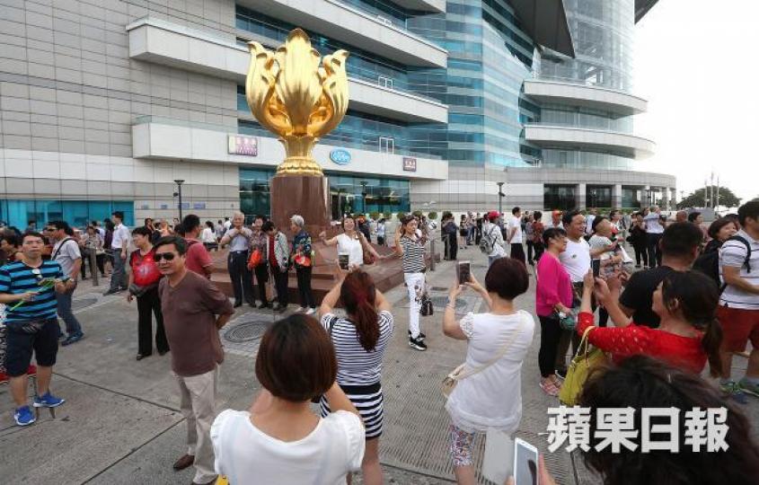 香港人面對「人口清洗」的洪流,越來越多強國新移民湧入,沒有資產和低增值的港人,將來可能要遷移至大灣區居住。 資料圖片
香港人面對「人口清洗」的洪流,越來越多強國新移民湧入,沒有資產和低增值的港人,將來可能要遷移至大灣區居住。 資料圖片