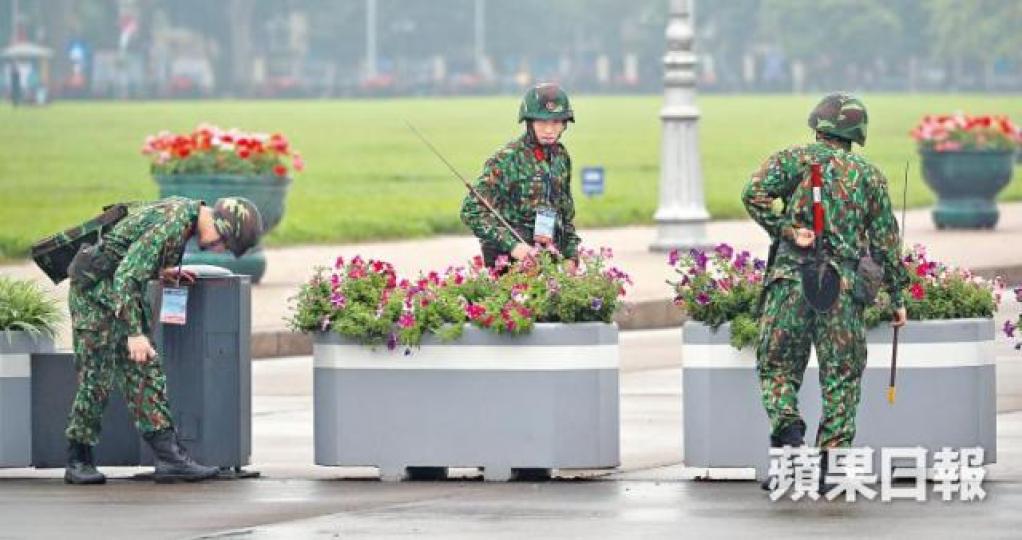 越南軍方峯會前加強保安搜查。 何家達攝 越南軍方峯會前加強保安搜查。 何家達攝