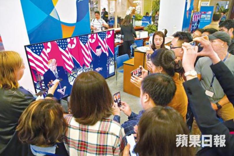 白宮限制座談現場採訪記者人數,被拒諸門外的記者只能在新聞中心拍攝直播畫面。 周智堅攝 白宮限制座談現場採訪記者人數,被拒諸門外的記者只能在新聞中心拍攝直播畫面。 周智堅攝