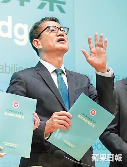 陳茂波昨發表財政預算案，涉及大灣區的範疇投放逾450億元，但紓困措施全面縮水。陳善南攝