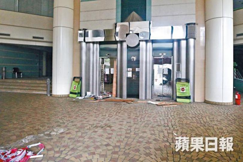 曾經空置多年的荃灣海濱廣場，地面滿佈雜物。李潤芳攝