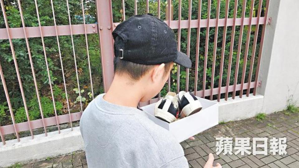 黃小姐在網店買的兩對聯乘鞋疑是假貨。 黃小姐在網店買的兩對聯乘鞋疑是假貨。