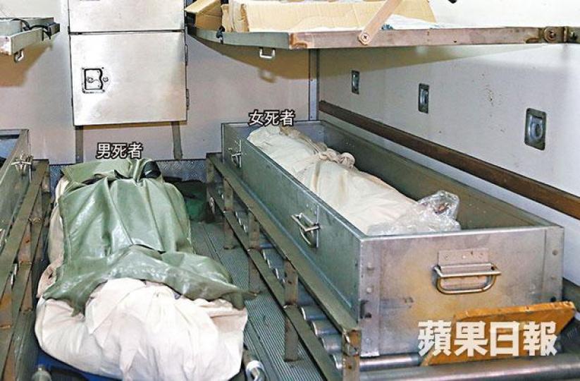 元朗一對欠債夫婦燒炭亡，仵工將屍體運走。馬耀文攝警員在場調查案件，並翻查大廈閉路電視錄像。警方在事發單位內撿獲燒烤炭。元朗好順福大廈發生雙屍燒炭命案。張培生攝