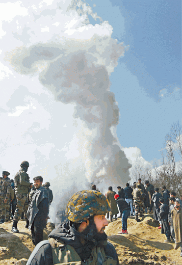 印度除據指兩戰機被擊落,尚有一架空軍直升機墜落克什米爾的布德加姆區。軍民圍觀印軍直升機殘骸。 印度除據指兩戰機被擊落,尚有一架空軍直升機墜落克什米爾的布德加姆區。軍民圍觀印軍直升機殘骸。