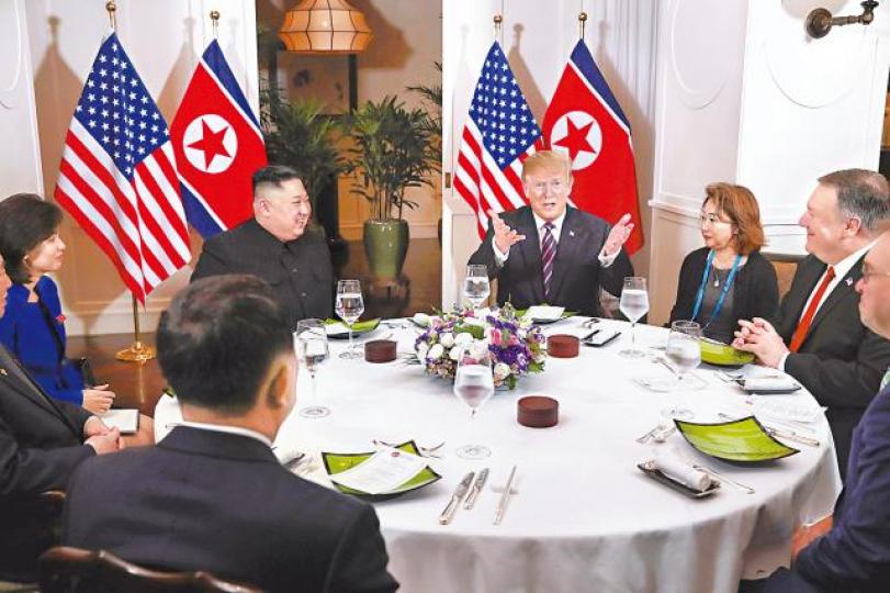 特朗普和金正恩座談後跟官員和繙譯員共晉晚餐。 路透社 特朗普和金正恩座談後跟官員和繙譯員共晉晚餐。 路透社