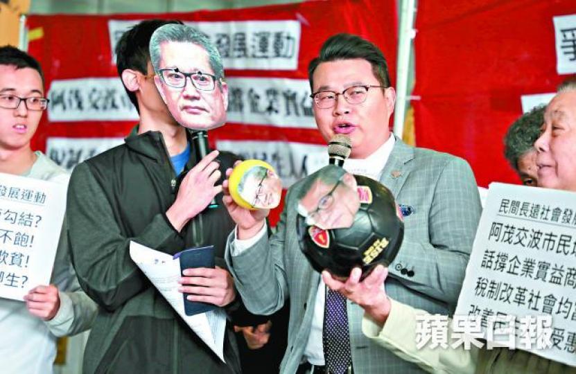 民主黨尹兆堅（右）批評陳茂波的回撥政策只為整靚盤數，擔心此舉是為了讓林鄭「打腫面扮肥仔」。許頌明攝
