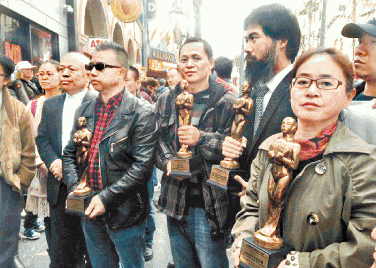 身在美國的金變玲(右一)日前代表「709」家屬領取奧斯卡自由人權獎 。內地網民拉橫額聲援獲刑的江天勇。 身在美國的金變玲(右一)日前代表「709」家屬領取奧斯卡自由人權獎 。內地網民拉橫額聲援獲刑的江天勇。