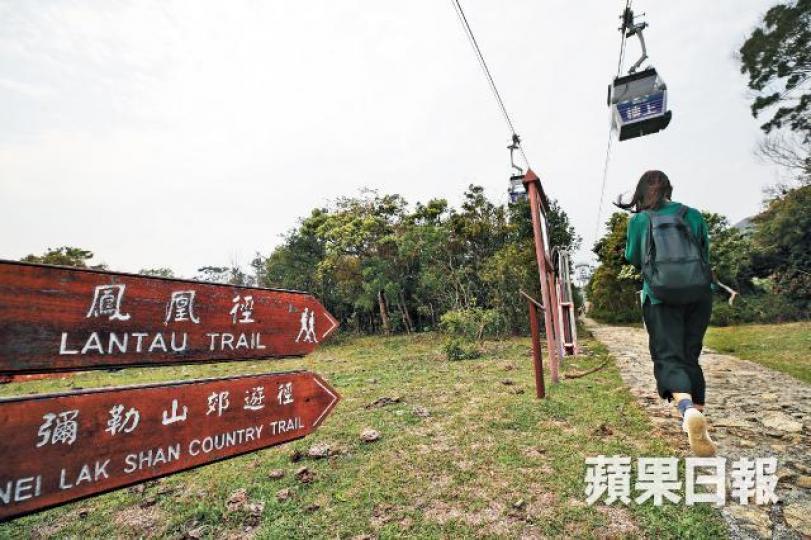 當局為宣傳郊野景點，將花420萬元翻新昂坪附近的彌勒山路徑。謝榮耀攝濕地公園將獲撥500萬元研究需否改善設施。