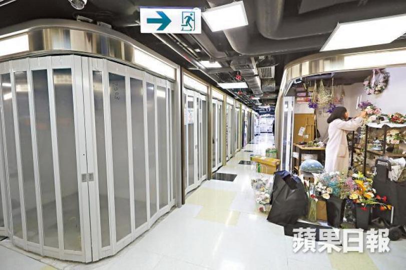 尖沙嘴「死場」首都廣場內十室九空，只有零星店舖營業。何柏佳攝市民張貼對財政預算案的訴求。
