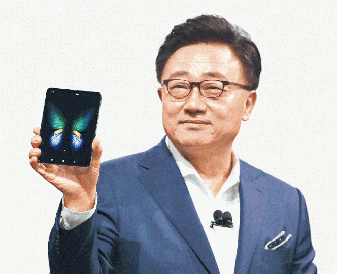 三星總裁高東真展示Galaxy Fold摺機。 三星總裁高東真展示Galaxy Fold摺機。