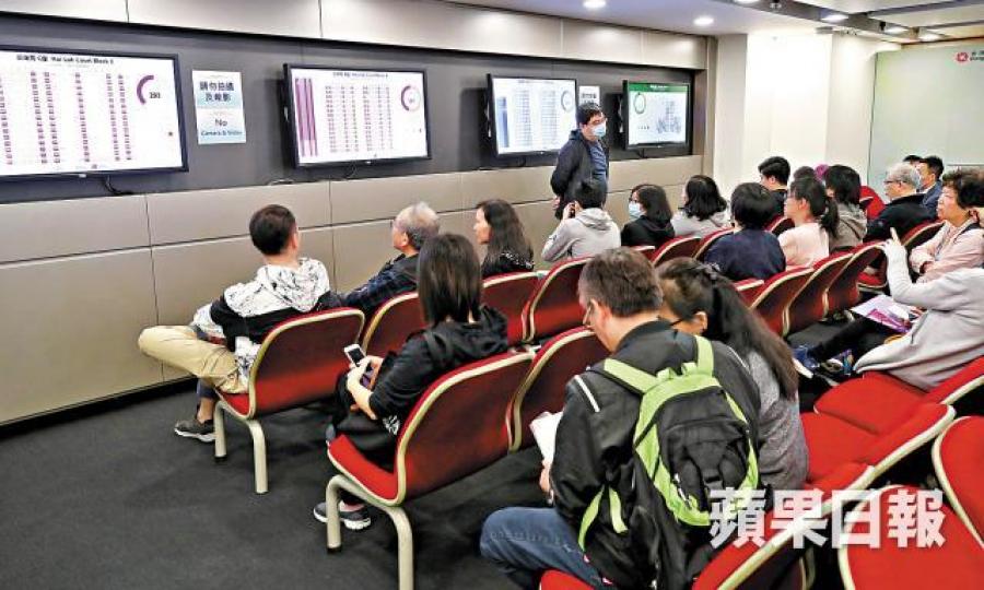 準買家金睛火眼「贒實」現場的電視屏幕，了解單位銷售進度。
