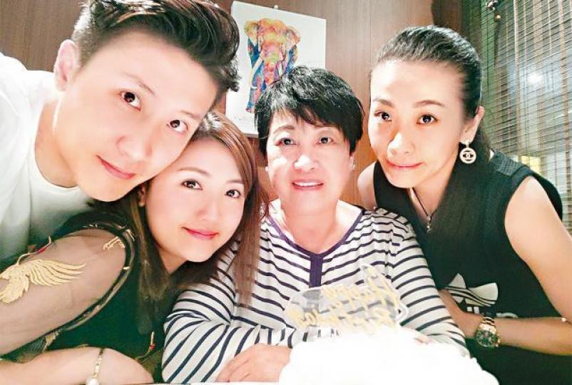 Liddy（左二）貼出與老公、奶奶及姑仔合照，力證與夫家關係良好。互聯網圖片
