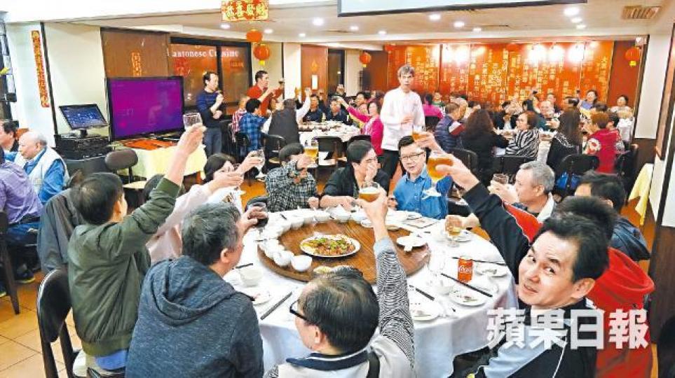蓮香樓顏氏家族昨晚筳開六席,宴請60多名員工及家屬。鄭大康攝「蓮香茶室」的新招牌,日前已送到中環蓮香樓。麥超億攝「最後晚餐」在上環蓮香居舉行。鵪鶉蛋燒賣懷舊風扇茶盅焗茶周日晚市爆滿師傅凌晨準備市民拍照留念茶客圍搶點心休業人去樓空 蓮香樓顏氏家族昨晚筳開六席,宴請60多名員工及家屬。鄭大康攝「蓮香茶室」的新招牌,日前已送到中環蓮香樓。麥超億攝「最後晚餐」在上環蓮香居舉行。鵪鶉蛋燒賣懷舊風扇茶盅焗茶周日晚市爆滿師傅凌晨準備市民拍照留念茶客圍搶點心休業人去樓空