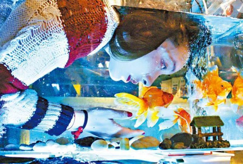 在《三夫》中，曾美慧孜以金魚自慰來解決性成癮症。劇照
