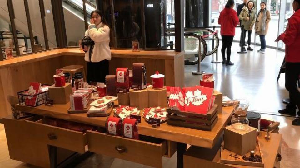 加拿大強力品牌Tim Hortons,本周二在上海開了第一間中國旗艦店,吸引不少捧場客。互聯網圖片 加拿大強力品牌Tim Hortons,本周二在上海開了第一間中國旗艦店,吸引不少捧場客。互聯網圖片