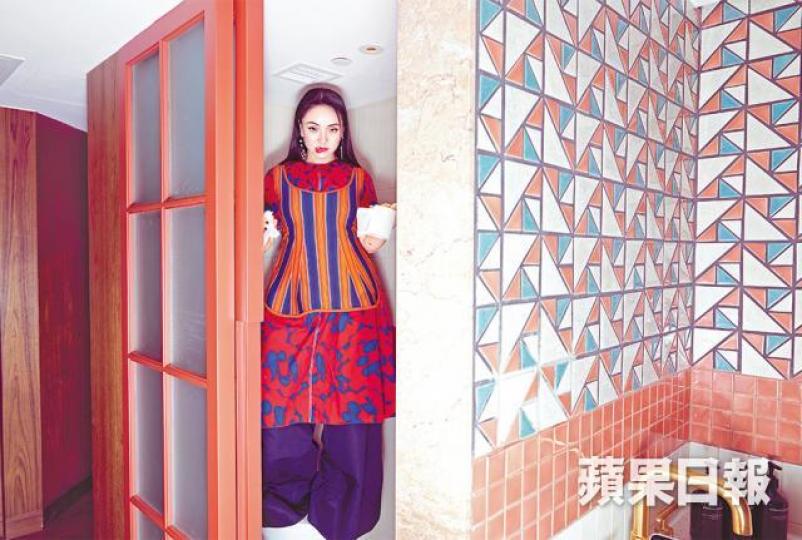 曾美慧孜閒時就去學跳舞和音樂，以備拍戲之需。曾美慧孜拍照時戲癮大發，做出各樣表情動作。陳果與曾美慧孜初次見面20分鐘，便決定合作。資料圖片