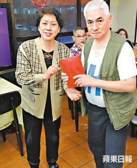 蓮香茶室老闆之一的黃錦成(右),在蓮香樓工作50年,昨晚獲頒發長期服務獎。 蓮香茶室老闆之一的黃錦成(右),在蓮香樓工作50年,昨晚獲頒發長期服務獎。