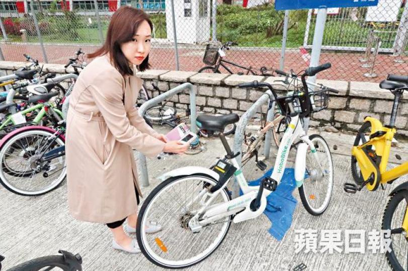文小姐兩度嘗試解鎖Hoba Bike不成功。溫瑞麟攝 文小姐兩度嘗試解鎖Hoba Bike不成功。溫瑞麟攝