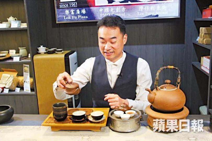 由選茶、烘焙以至沖泡樣樣皆工夫，劉原亦教人飲工夫茶，是為了傳承飲茶文化。劉原亦的家族茶莊上世紀七十年代位於東頭邨內。