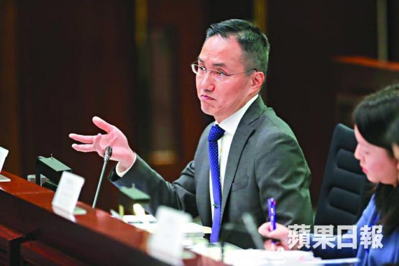 政制局常秘鄧忍光昨出席立法會《國歌條例草案》委員會會議。夏家朗攝2017年港隊迎戰巴林的國際足球友誼賽中有球迷噓國歌。 政制局常秘鄧忍光昨出席立法會《國歌條例草案》委員會會議。夏家朗攝2017年港隊迎戰巴林的國際足球友誼賽中有球迷噓國歌。