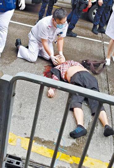 診所醫護人員為老婦急救。讀者提供圖片 診所醫護人員為老婦急救。讀者提供圖片