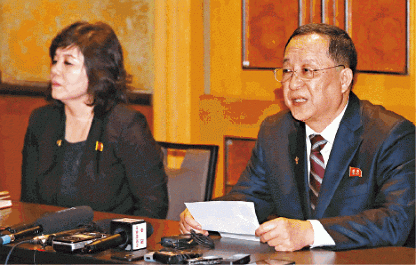 北韓外相李勇浩(右)和副外相崔善姬深夜開記者會。路透社 北韓外相李勇浩(右)和副外相崔善姬深夜開記者會。路透社