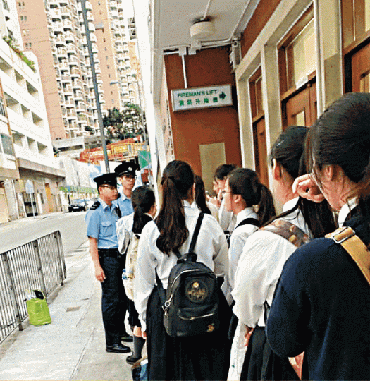 警員到場了解事件後安撫學生，及後學生自行散去。讀者提供圖片