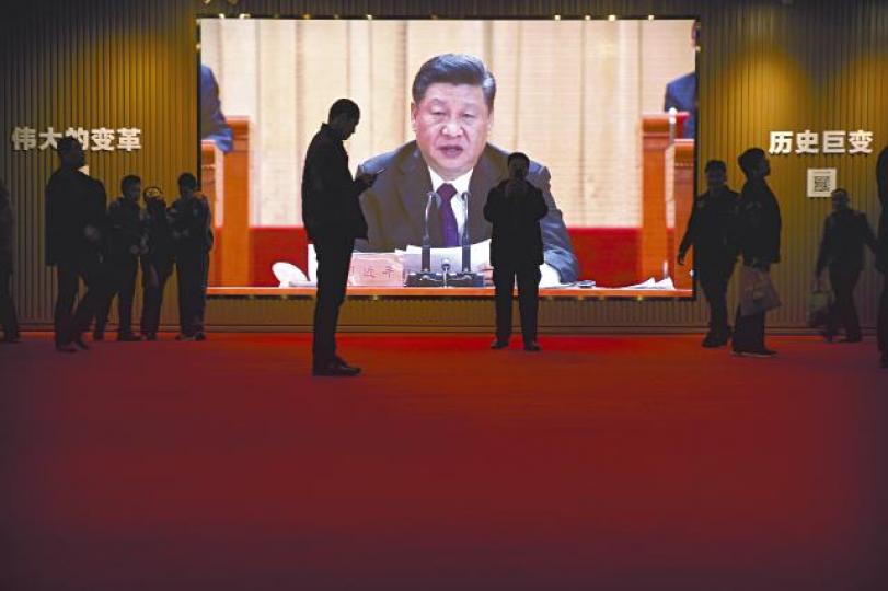 全國兩會舉行在即，習近平管治權威備受挑戰；圖為民眾在北京國家博物館觀看習視頻。美聯社