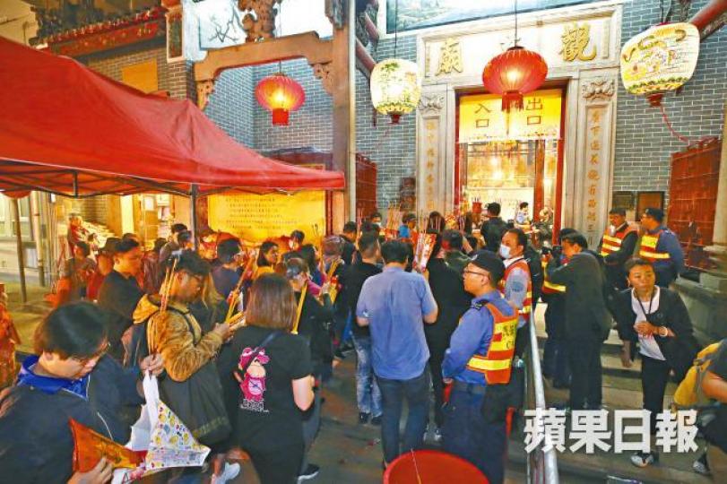 紅磡觀音廟昨晚開庫，大批善信輪候參拜。王子俊攝