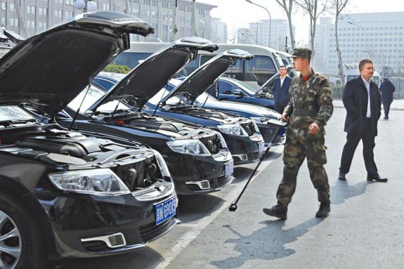 警員在兩會新聞中心外進行防爆檢查。