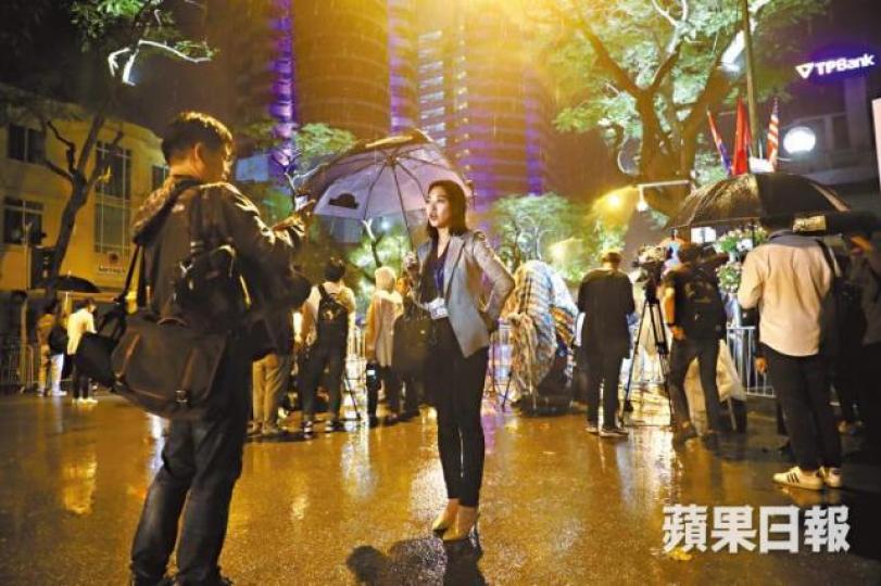 未能入場的記者,在北韓外相記者會場外冒雨等候。何家達攝 未能入場的記者,在北韓外相記者會場外冒雨等候。何家達攝