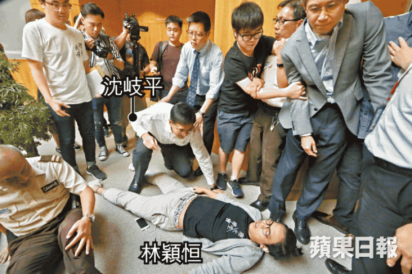 去年10月,林穎恒阻止副校長沈岐平離開期間雙方跌倒,沈主動扶起林,林亦有就不慎令沈倒地致歉。 去年10月,林穎恒阻止副校長沈岐平離開期間雙方跌倒,沈主動扶起林,林亦有就不慎令沈倒地致歉。