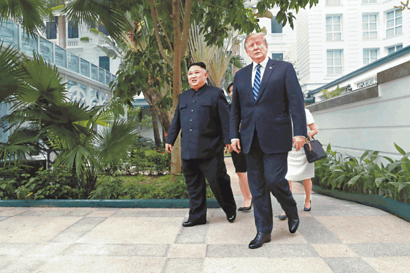 特朗普和金正恩前天在酒店花園散步,但未能消除雙方分歧。路透社 特朗普和金正恩前天在酒店花園散步,但未能消除雙方分歧。路透社