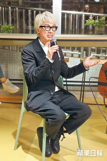 黃子華前晚到《蘋果》大樓，現身「娛果」特備節目《黃金唱．爆你》。子華現身《蘋果》大樓，吸引不少支持者合照及索簽名。子華與羅金榮（右）在節目中開金口，大唱多首金曲。羅金榮在節目中唱了《忘我》、《循環數》、《獅子山下》及《海闊天空》等多首歌曲。