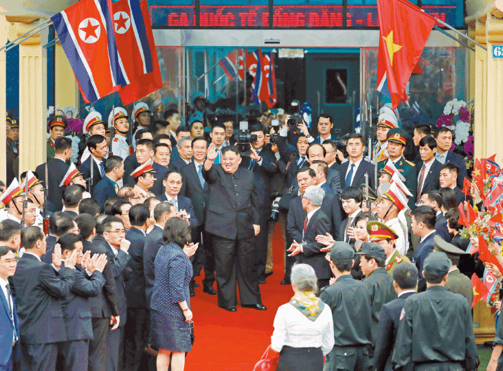 金正恩結束越南訪問,在越中邊境的同登車站登上專列前,向民眾揮手道別。路透社瓦姆比爾的父母指金正恩須為他們兒子的死負責。路透社瓦姆比爾2016年在北韓被扣留,前年獲釋返美不久死亡。路透社 金正恩結束越南訪問,在越中邊境的同登車站登上專列前,向民眾揮手道別。路透社瓦姆比爾的父母指金正恩須為他們兒子的死負責。路透社瓦姆比爾2016年在北韓被扣留,前年獲釋返美不久死亡。路透社