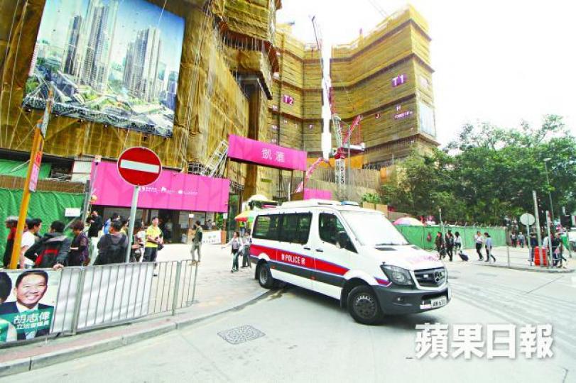 警方在事發的觀塘裕民坊重建項目凱匯地盤調查。 警方在事發的觀塘裕民坊重建項目凱匯地盤調查。