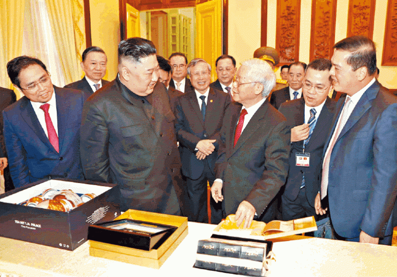 金正恩跟越南國家主席阮富仲(右二)交換禮物。 金正恩跟越南國家主席阮富仲(右二)交換禮物。
