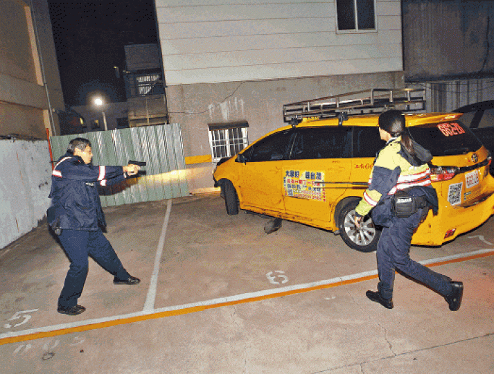 警員拔槍喝令醉駕司機下車。 台灣《蘋果日報》醉醺醺的張男被警員強行拖下車。 台灣《蘋果日報》 警員拔槍喝令醉駕司機下車。 台灣《蘋果日報》醉醺醺的張男被警員強行拖下車。 台灣《蘋果日報》