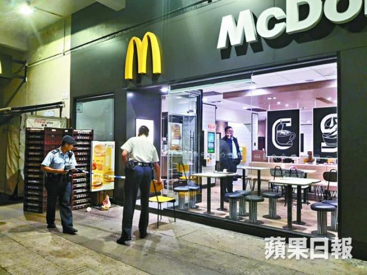 上月長沙灣麥當勞發生斬人案,疑與前晚事件有關。當日疑有新義安背景的姓卓男子捱斬受傷。 上月長沙灣麥當勞發生斬人案,疑與前晚事件有關。當日疑有新義安背景的姓卓男子捱斬受傷。