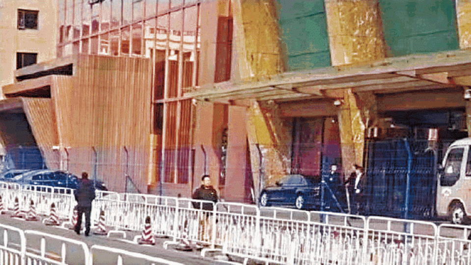 當局罕見在兩會代表入住的酒店外設置鐵馬及鐵絲網。各地前往北京的乘客均需接受二次安檢。 當局罕見在兩會代表入住的酒店外設置鐵馬及鐵絲網。各地前往北京的乘客均需接受二次安檢。