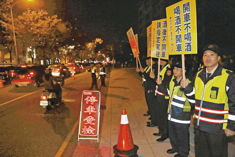 面對醉駕人數不斷上升,台當局將強制積犯到靈堂上課接受再教育。 資料圖片 面對醉駕人數不斷上升,台當局將強制積犯到靈堂上課接受再教育。 資料圖片