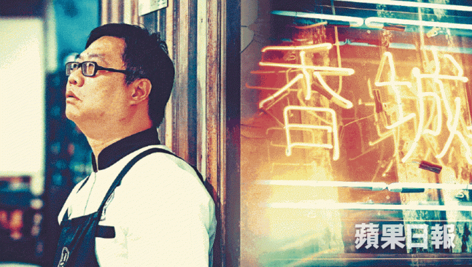 即使外表開朗,也有機會是抑鬱症病人,阿坤就是過來人。Cindy(左)是茶室的經理,負責打理大小事務。抑鬱症患者就如被困鳥籠,難以解開心鎖。茶室生意不俗,尤其是中午時段。說是茶室,當然有常餐提供。最近餐牌還新增了雲吞麵。阿坤現在十分健談,一點不怕生。Cindy除了身兼經理一職,也是所有員工的老師及朋友。員工在這裏工作,都會展露開心笑容。沙嗲牛肉包十分足料。奶油豬烘得剛好。 即使外表開朗,也有機會是抑鬱症病人,阿坤就是過來人。Cindy(左)是茶室的經理,負責打理大小事務。抑鬱症患者就如被困鳥籠,難以解開心鎖。茶室生意不俗,尤其是中午時段。說是茶室,當然有常餐提供。最近餐牌還新增了雲吞麵。阿坤現在十分健談,一點不怕生。Cindy除了身兼經理一職,也是所有員工的老師及朋友。員工在這裏工作,都會展露開心笑容。沙嗲牛肉包十分足料。奶油豬烘得剛好。