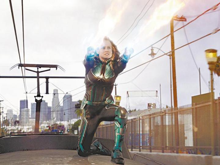 「Marvel隊長」貝兒娜森，成為Marvel電影宇宙中的首部以女性超級英雄作主軸的獨立電影。劇照貝兒娜森在戲中是戰機機師，她因此需要拍攝大量飛行場面，令她嘔吐大作。劇照貝兒娜森有不少打鬥戲份，她更因此而特別操練。劇照貝兒娜森曾與森姆積遜多次合作，兩人感情已像家人一樣。憑《抖室》的精采演出，貝兒娜森橫掃奧斯卡等頒獎典禮影后寶座。資料圖片