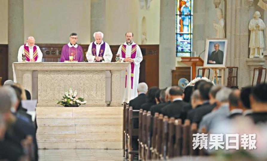 堅道聖母無原罪主教座堂昨為余叔韶舉行追思彌撒,逾百人出席。何頴賢攝余叔韶【1922-2019】余叔韶幼女余夏卿致辭時稱父親興趣多多,熱愛生命。余叔韶長女余慶冬(右)與梁愛詩握手。終院非常任法官包致金離開時與余叔韶家屬道別。終院首席法官馬道立與妻子袁家寧法官一同出席。前最高法院首席大法官楊鐵樑下車時需人攙扶。李柱銘陳方安生余若薇 堅道聖母無原罪主教座堂昨為余叔韶舉行追思彌撒,逾百人出席。何頴賢攝余叔韶【1922-2019】余叔韶幼女余夏卿致辭時稱父親興趣多多,熱愛生命。余叔韶長女余慶冬(右)與梁愛詩握手。終院非常任法官包致金離開時與余叔韶家屬道別。終院首席法官馬道立與妻子袁家寧法官一同出席。前最高法院首席大法官楊鐵樑下車時需人攙扶。李柱銘陳方安生余若薇