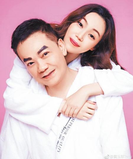 黃玉郎剃鬚後畫上王小虎眉，與老婆公佈懷孕喜訊。微博圖片