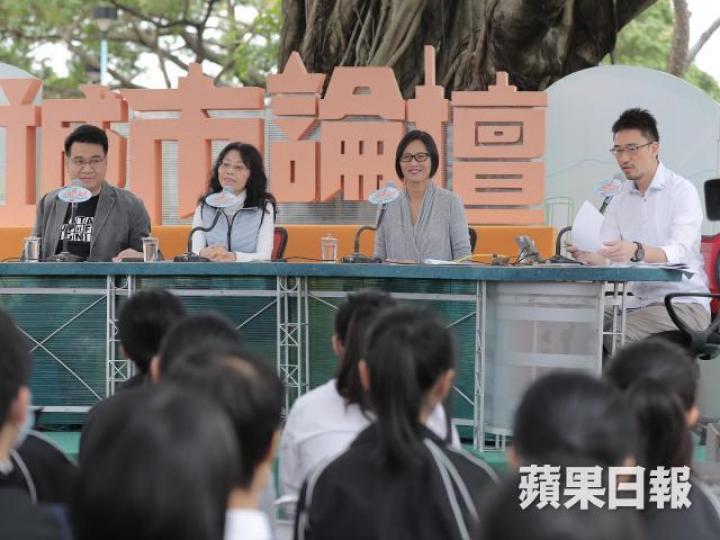 黃旭熙(左)昨在《城市論壇》批評政府明顯雙重標準。 黃旭熙(左)昨在《城市論壇》批評政府明顯雙重標準。