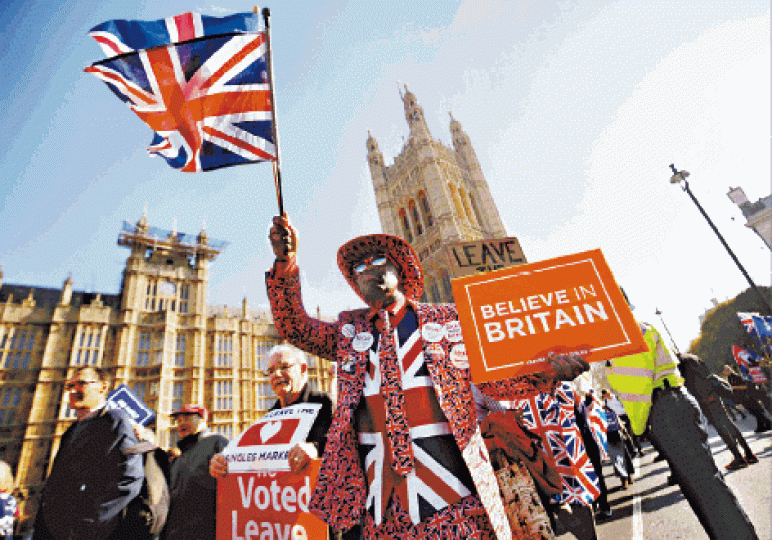 英國脫歐進入決定性階段,支持脫歐者在國會外搖旗吶喊。 英國脫歐進入決定性階段,支持脫歐者在國會外搖旗吶喊。