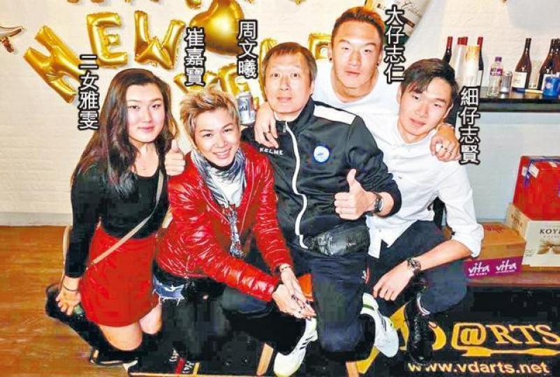 51歲的崔嘉寶笑言現時仔大女大，她大可考慮復出。大仔周志仁跟父親一樣愛足球，去年成為足球員踢港超聯。崔嘉寶前晚為撐好友鍾淑慧，在大馬演出慈善騷。